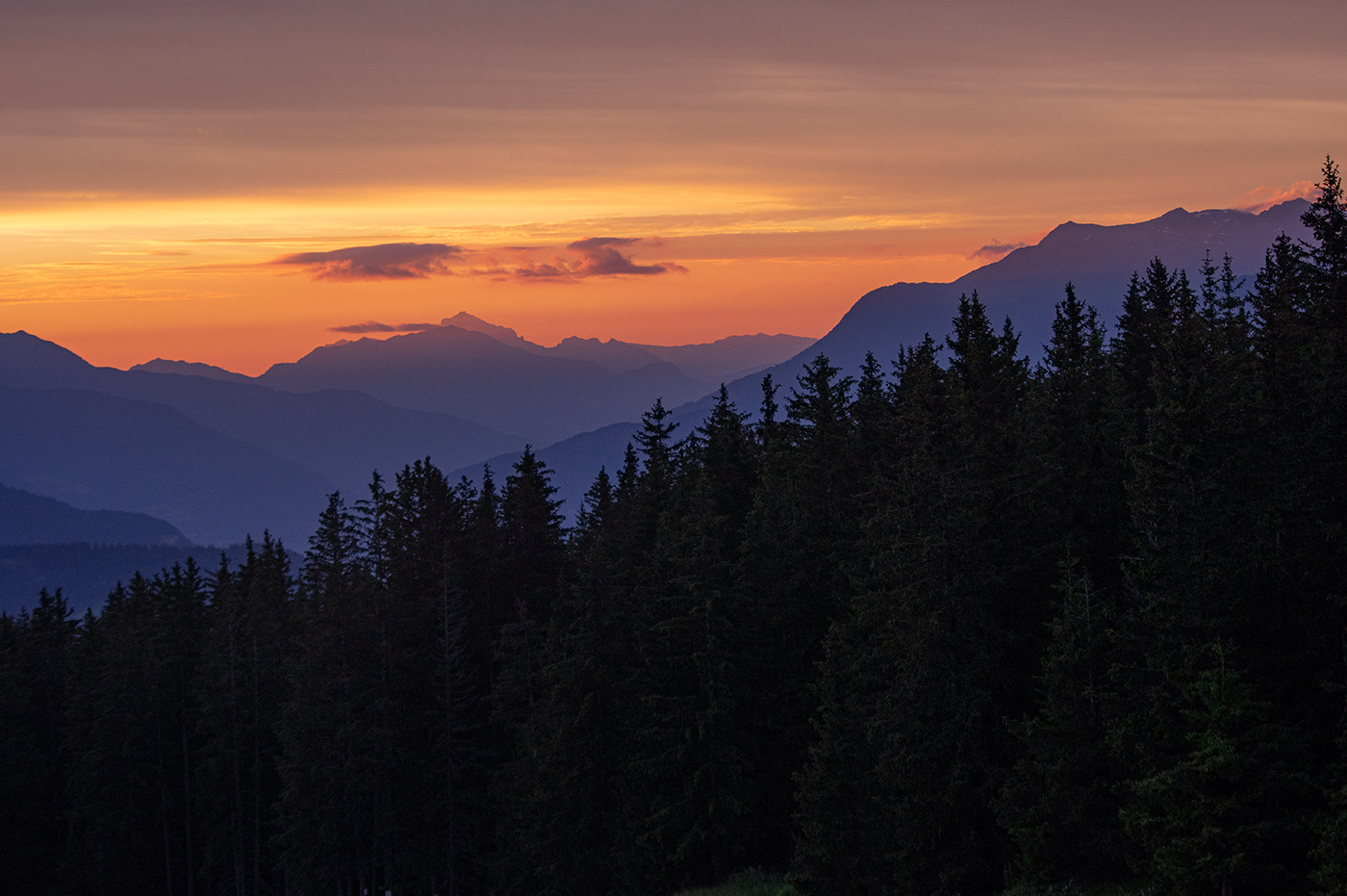 Couché de soleil en montagne dans les alpes